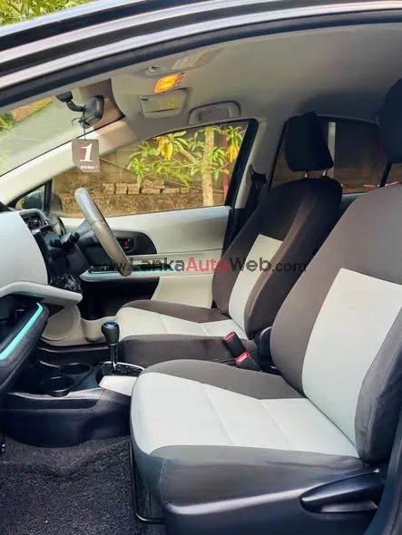 Toyota Aqua 2013 / 2015 photo 5 in Nittambuwa, Gampaha