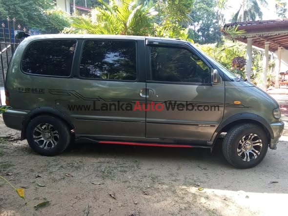 Nissan Serena 57-XXXX.