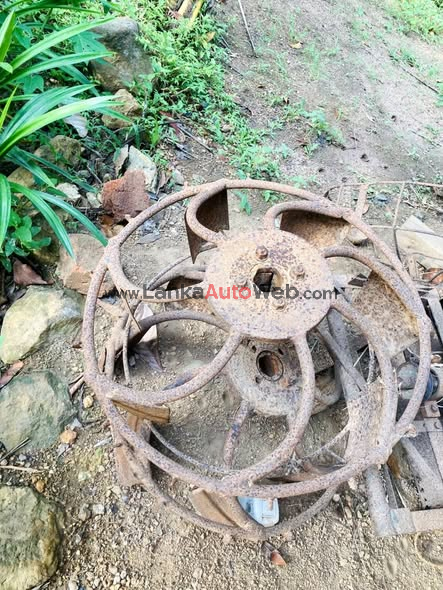 මඩ වීල් දෙක සහ රොටරිය සමග ට්‍රැක්ටරය විකිනීමට.ට්‍රැක්ටරය ඉතාම හොඳ තත්වයේ පවතී.මිල ගනන් සාකච්චා කරගතහැක