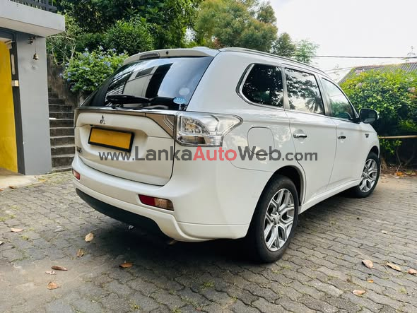 Well-maintained Mitsubishi Outlander Premium 2015 available for sale.