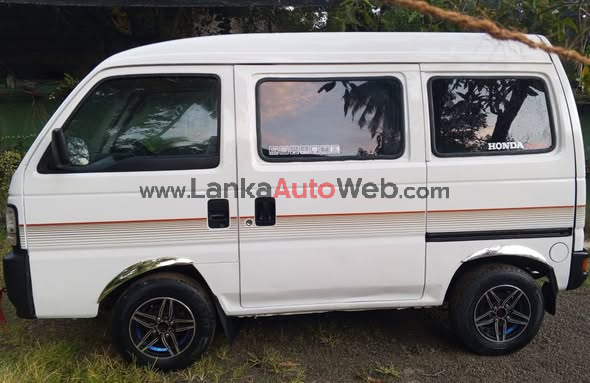 අතෙහි Rs 350000/= ත් 400000/=ත් අතර මුදලක්  ඇත්නම් මෙම රථය ලීසින් පහසුකමක් හරහා ලබා ගත හැක. 