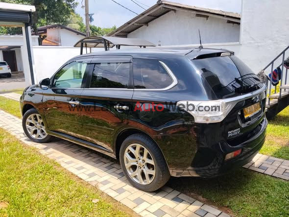 Mitsubishi outlander PHEV 2013